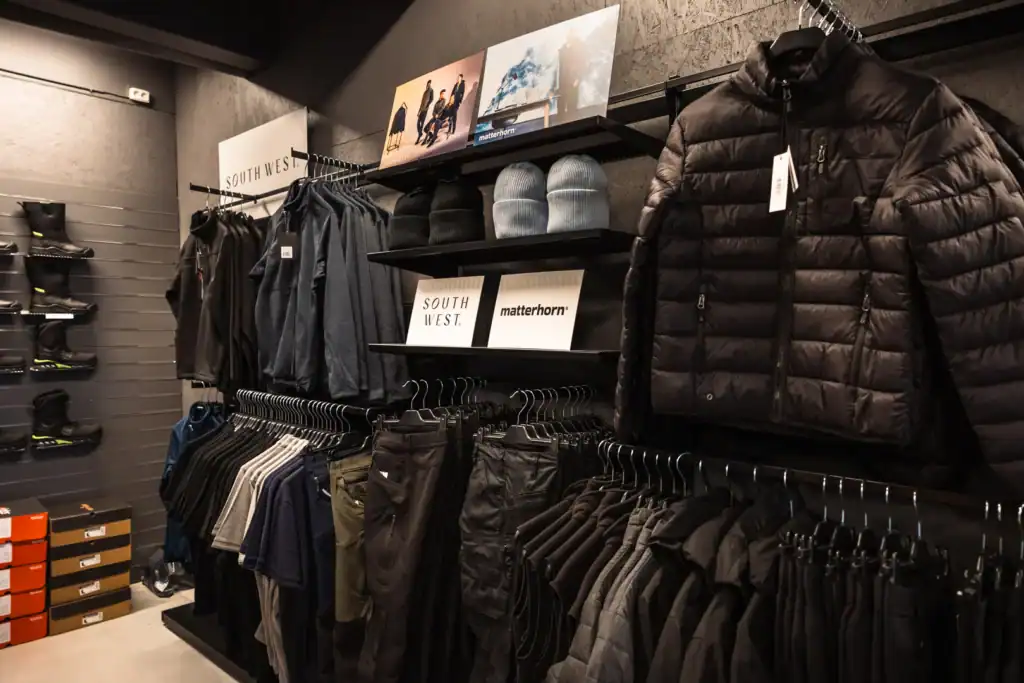 Klädbutik med arbetskläder och accessoarer