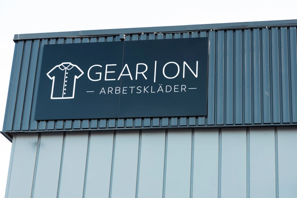 Gearon arbetskläder i Strängnäs fasadskylt