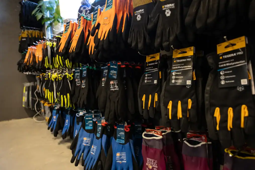 Arbetshandskar som hänger på en vägg i gearon butik i Strängnäs