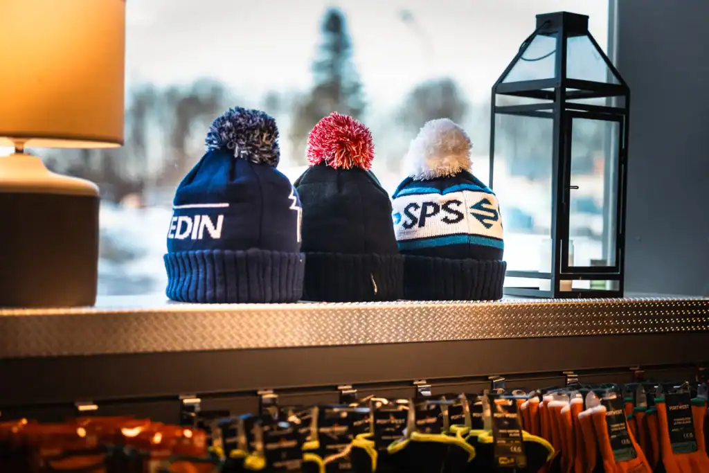 mössor profil på hylla i arbetskläder butik strängnäs